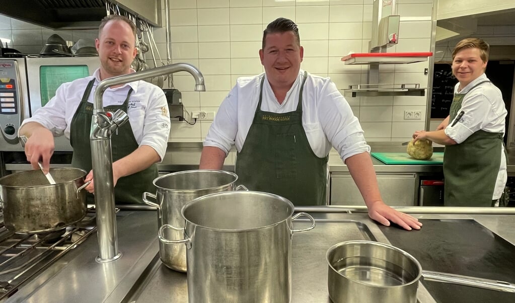 (Vlnr) Keukenchef Marcel Smit, chef kok Dennis van den Beld en chef de partie Rolf Admiraal. 