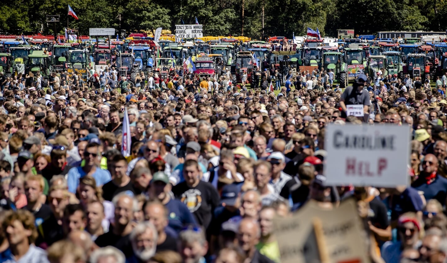 2022-06-22 14:35:30 STROE - Deelnemers van een boerenprotest op het terrein van een veehouder. Bij het protest tegen het stikstofbeleid van het kabinet werden tienduizenden deelnemers verwacht. ANP SEM VAN DER WAL