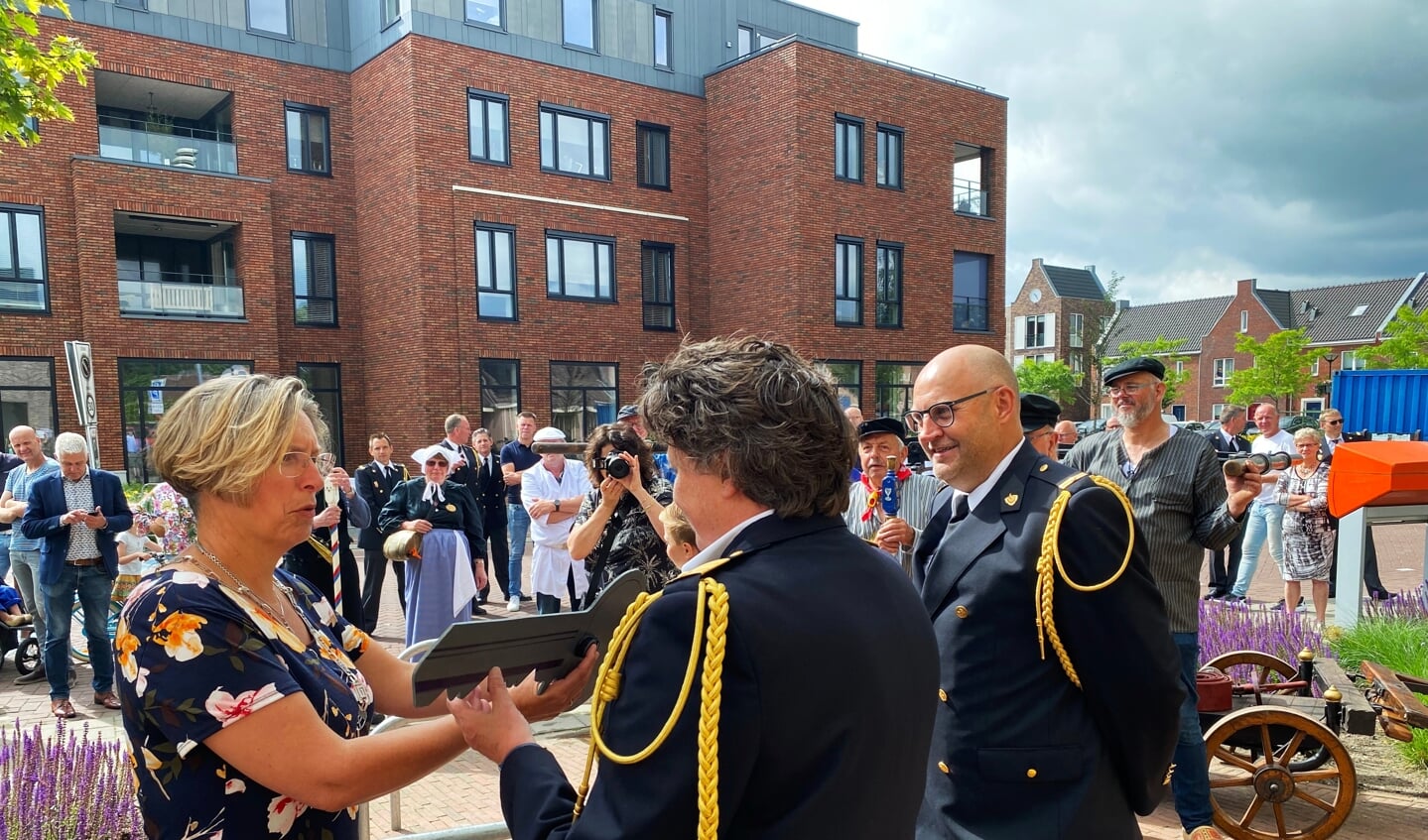 Burgemeester Petra Doornenbal van Renswoude overhandigt de 'sleutel' aan Carolien Angevaren van de Veiligheids Regio Utrecht 