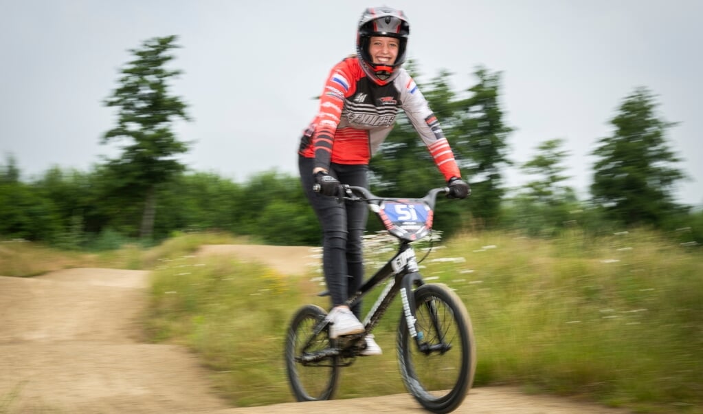 Anne Bos tijdens de training op de nieuwe baan van Flying Bikes nabij haar ouderlijk huis.