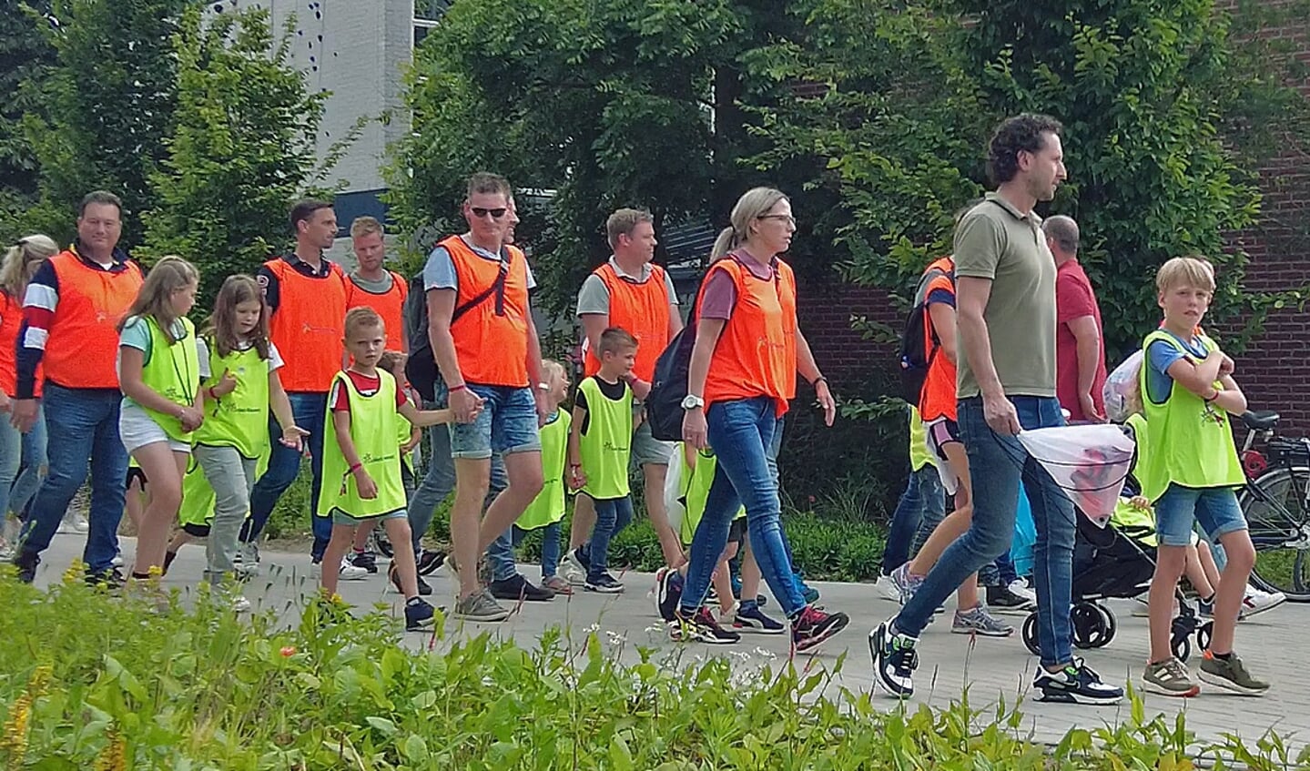 Vertrek bij Fortes Lyceum bij eerste dag Avondvierdaagse