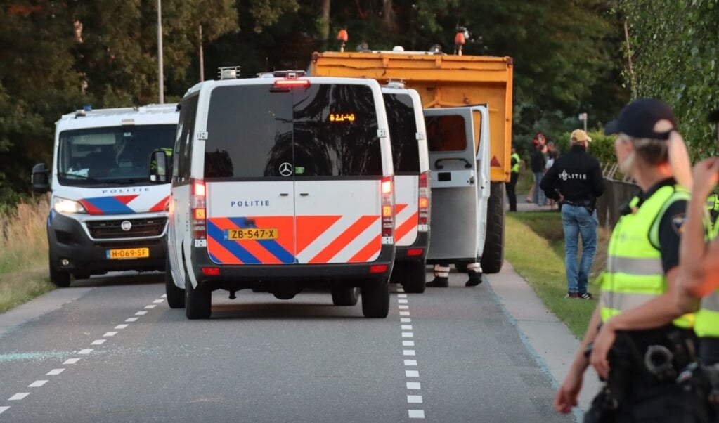 Beeld van de politie-inzet dinsdagavond 28 juni op de Garderbroekerweg in Kootwijkerbroek.