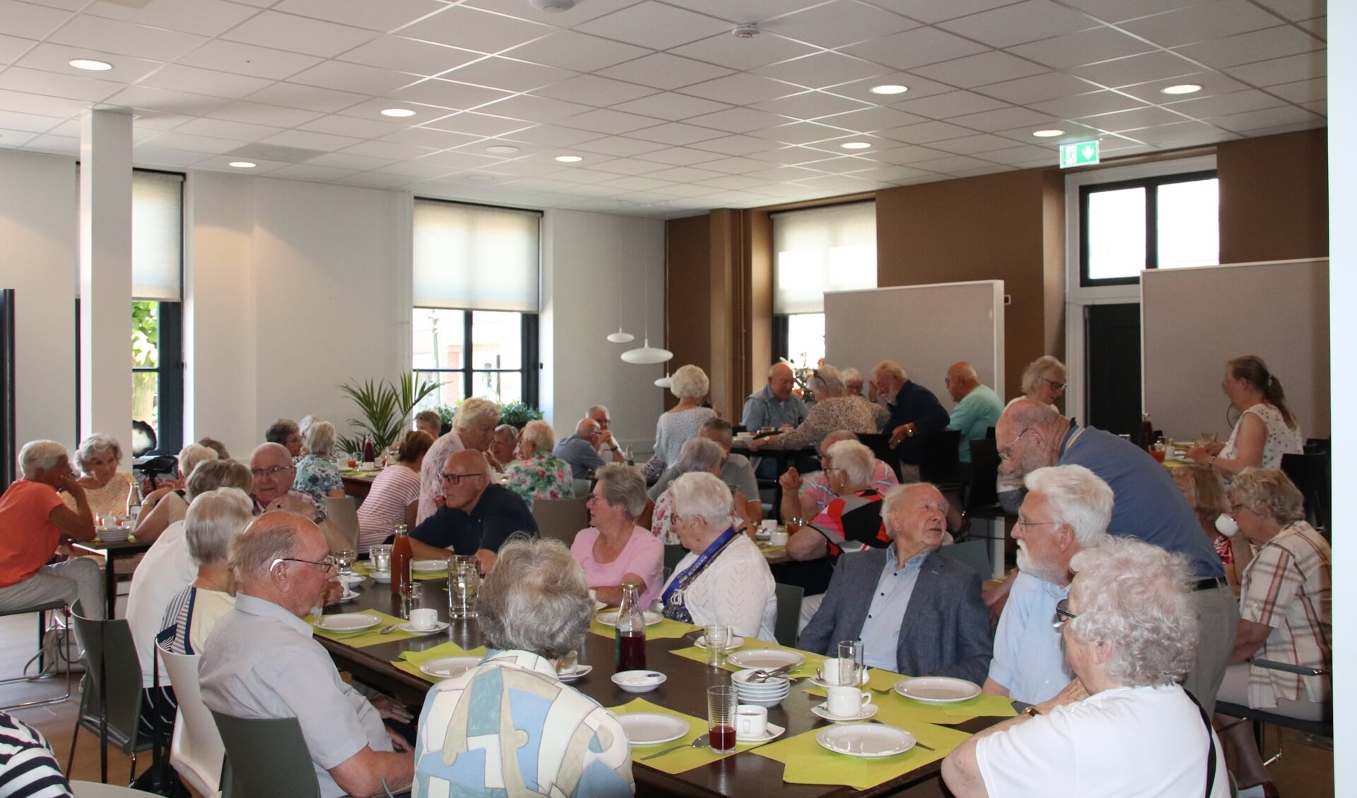 70 ouderen genieten van de lunch