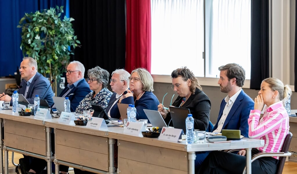 Raadslid Henny van Dijk (vierde van rechts) tijdens de raadsvergadering van donderdag.