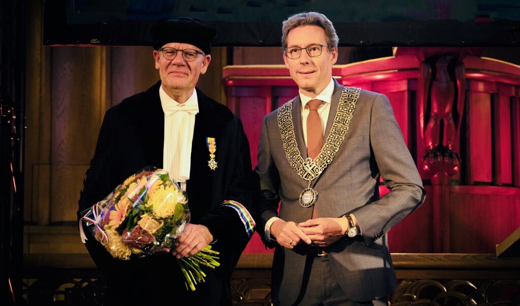Burgemeester Tjapko Poppens reikte de koninklijke onderscheiding in Utrecht uit aan prof. dr. Ton de Boer. 