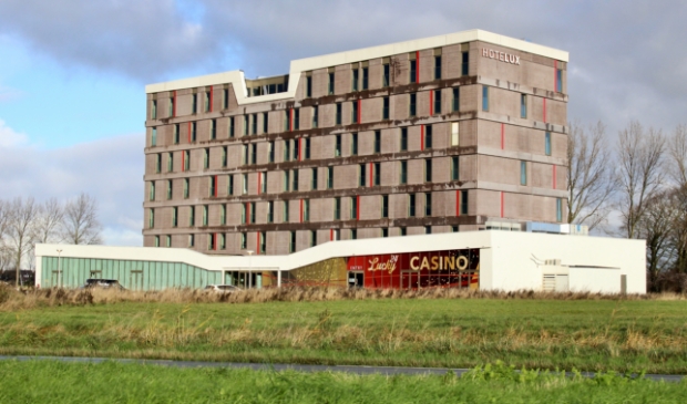 Het hotel en het casino aan de Bennebroekerweg maken een verlaten indruk.