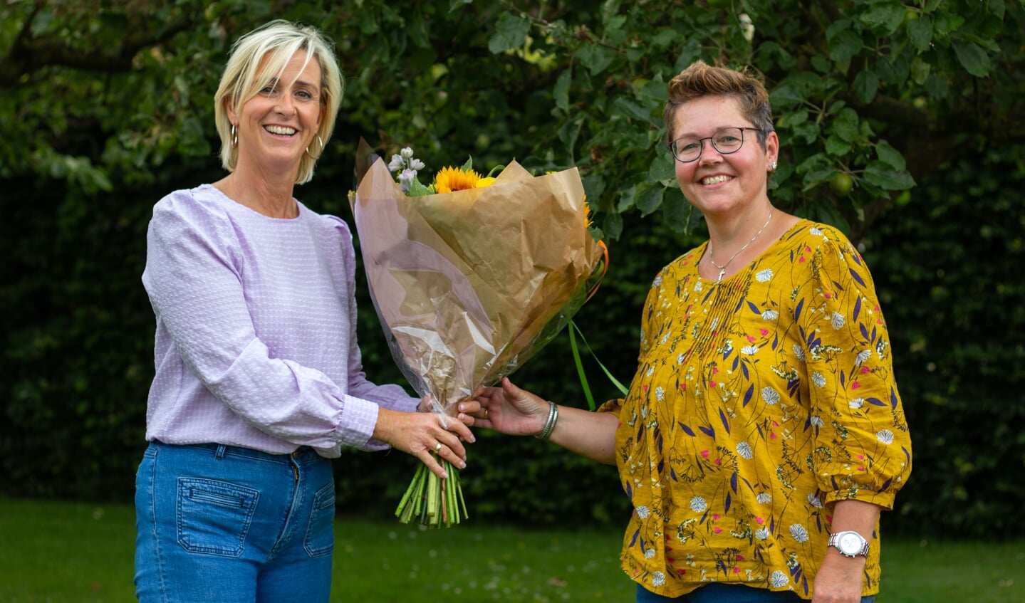 Marian Slagboom (op de foto links) overhandigt Anita een welverdiend boeket.