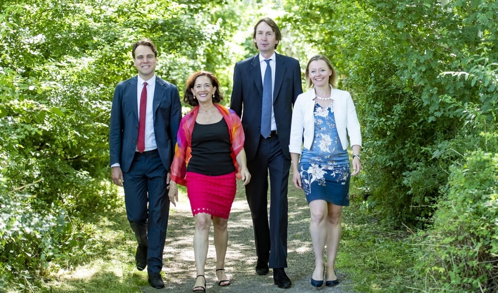 De lijsttrekkers van de nieuwe coalitie: Marijn van Ballegooijen (PvdA), Jacqueline Höcker (Goed voor Amstelveen). Herbert Raat (VVD) en Floor Gordon (D66).