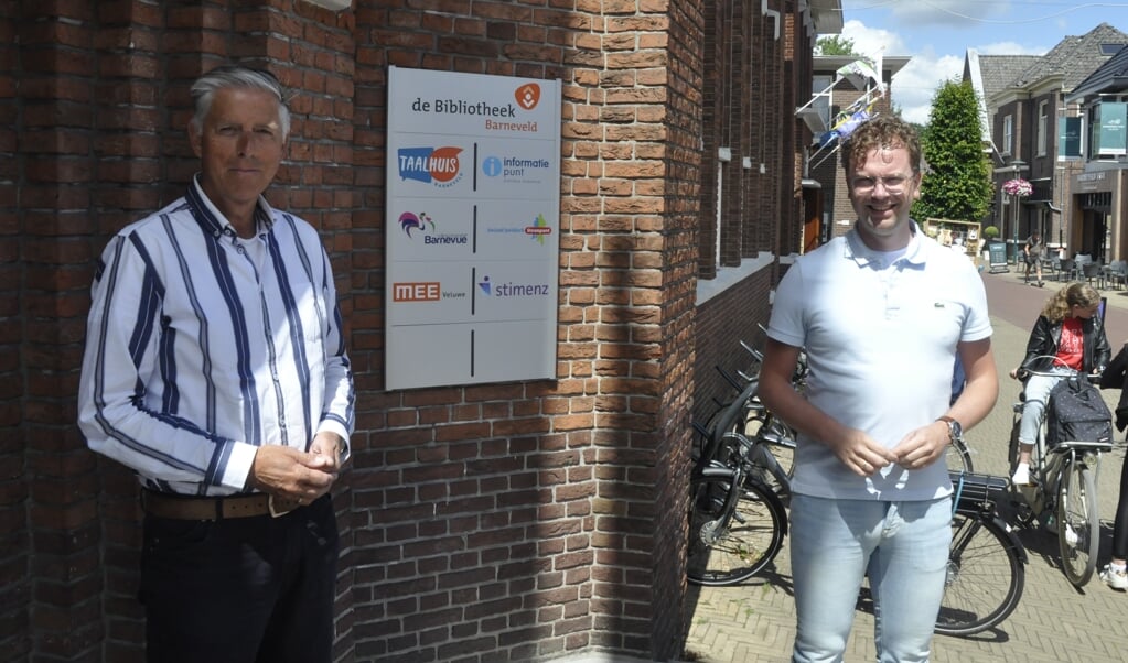 Willem Massier (links) en Maarten Schipper voor de ingang van de bibliotheek, de locatie waar volgens hen het nieuwe noodhulpbureau moet gaan zetelen.