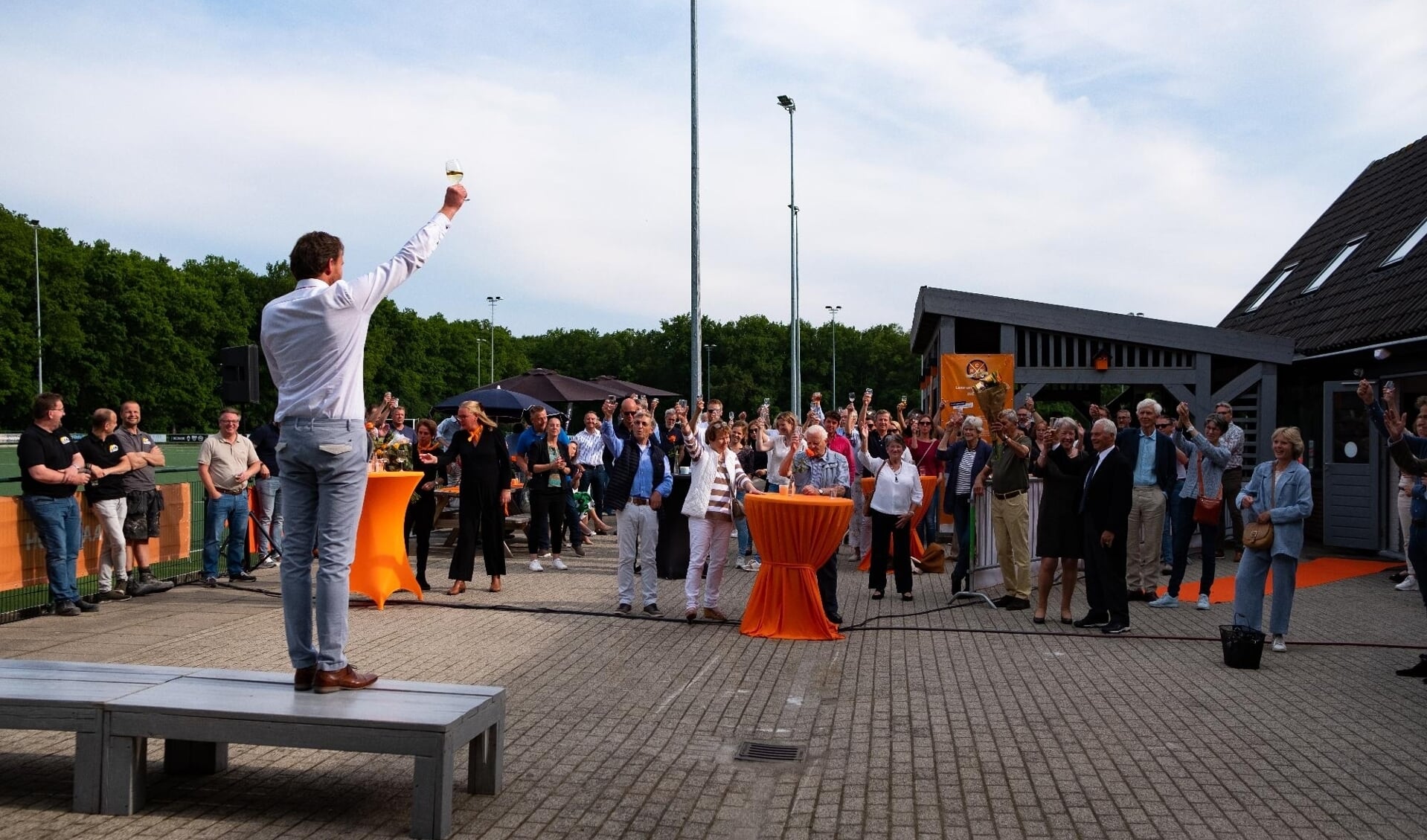 Voorzitter Sanne Ruijs brengt een toast uit op zijn club.