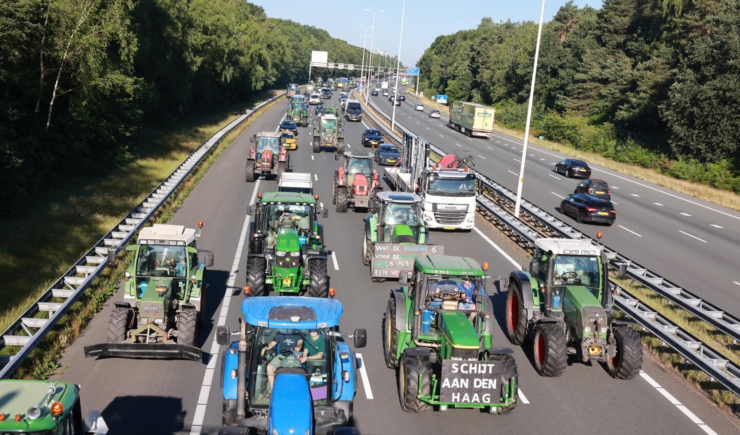 File op de A28: boeren zijn massaal op weg naar Stroe.