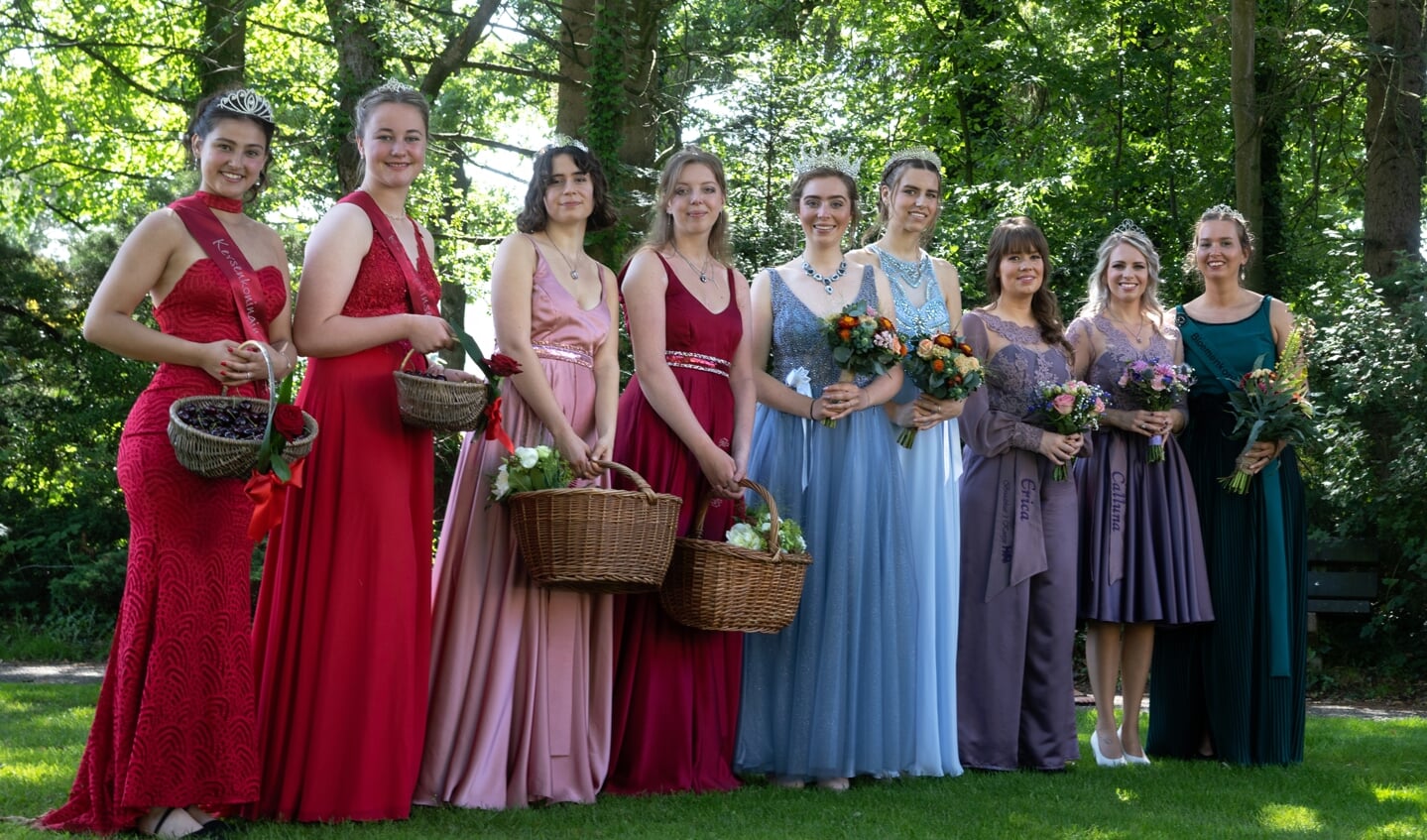 De Woudenbergse Eierhoogheden (derde en vierde van links) waren niet de enige 'royals', ook de Kersenkoningin en -prinses uit Cothen, de  Bloemenhoogheden Flora en Florina uit Voorthuizen, de Heidehoogheden Calluna en Erica uit Ede en de Bloemenkoningin uit Leersum waren aanwezig.