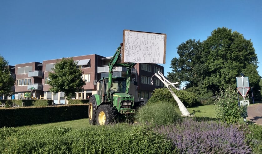 Jeroen van Wijk parkeerde zijn tractor naast de scholen in Odijk.