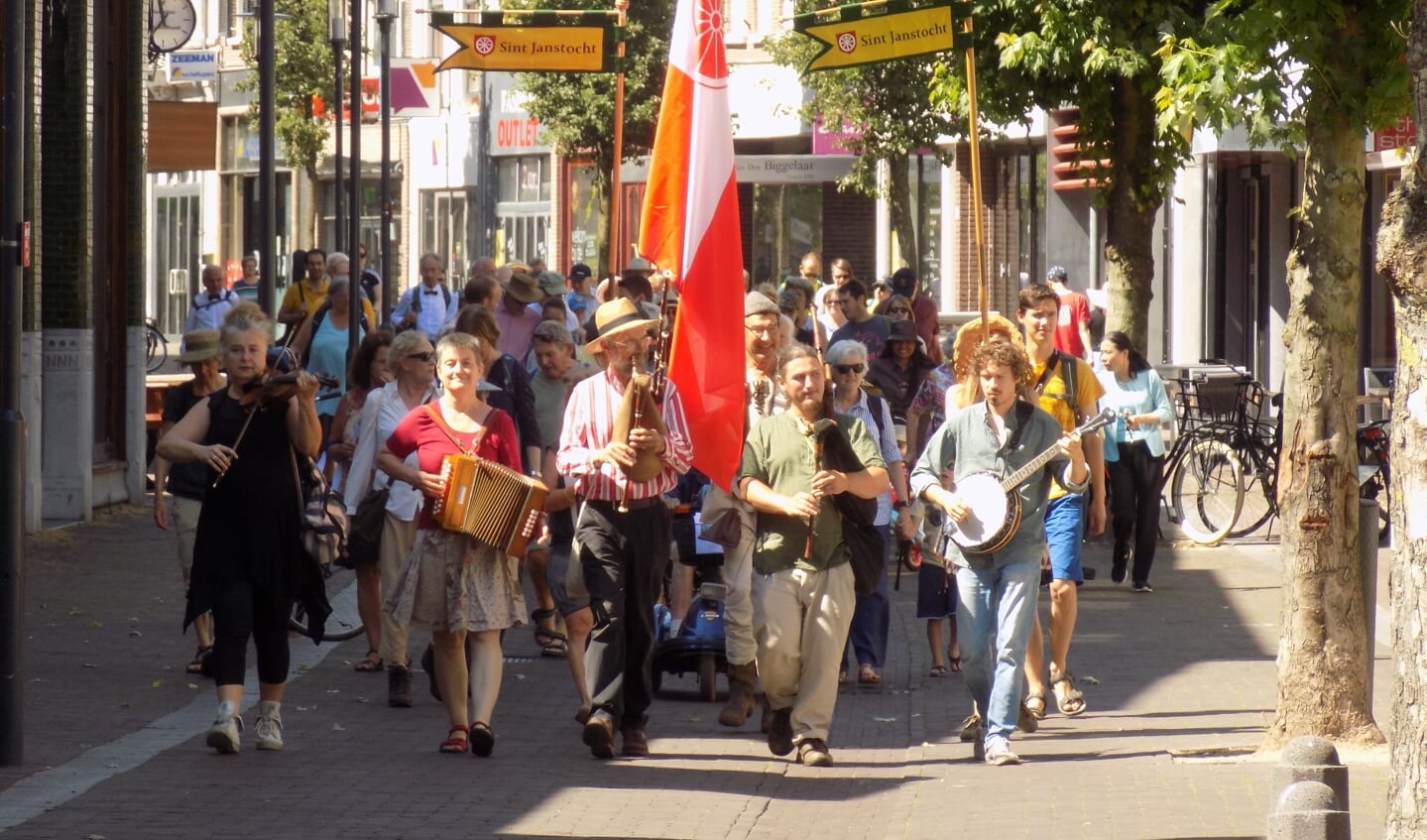 De Sint Janstocht door de Hoogstraat