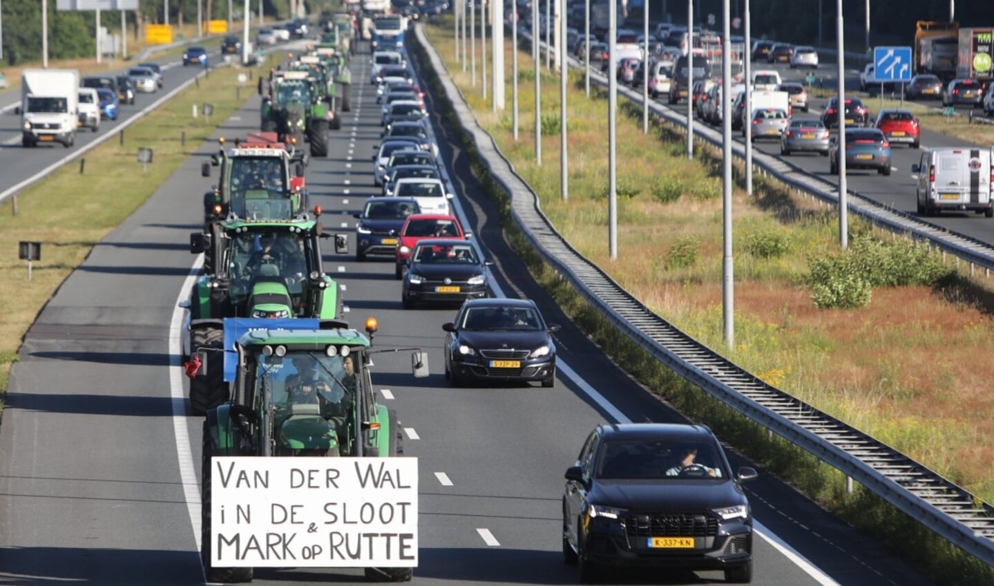 Op de A1 bij Baarn was het vanochtend al druk met tractoren.