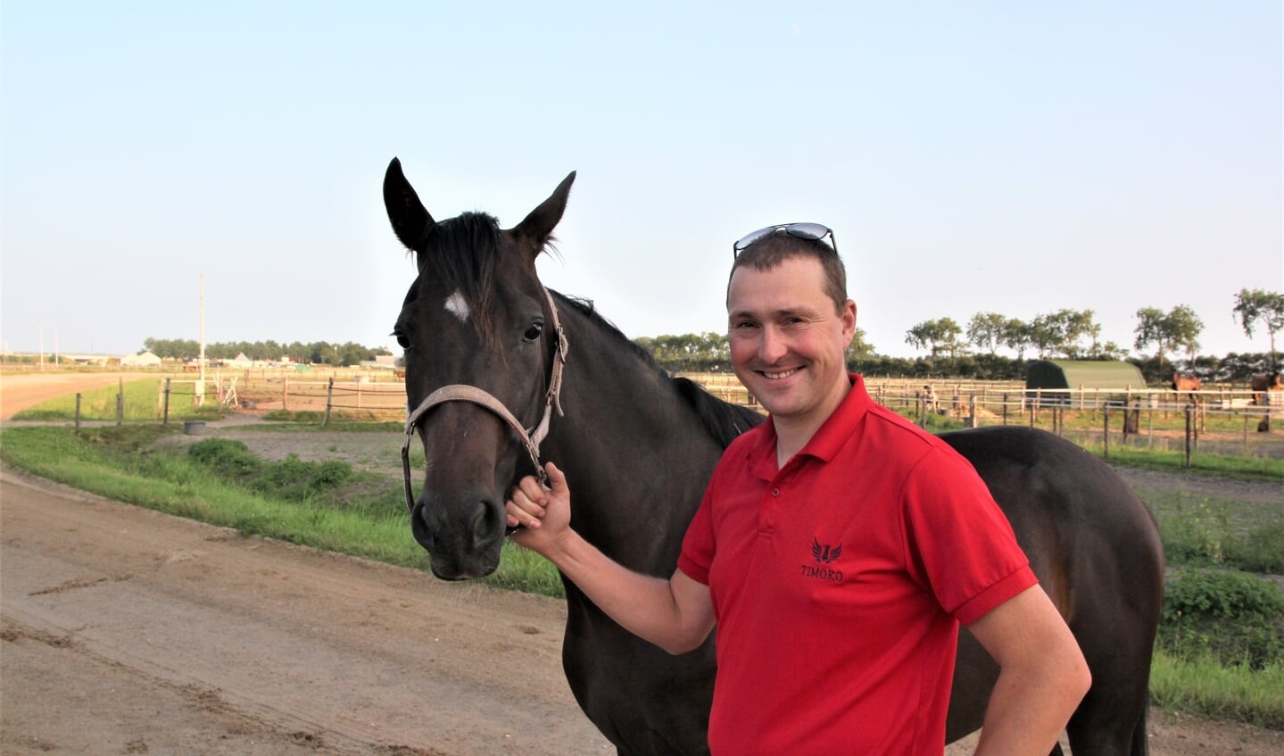 Rick Wester met de 3-jarige hengst Joker.