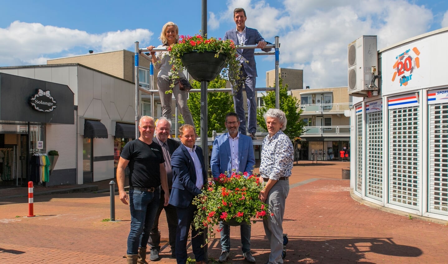 Van links naar rechts: Koen Poortvliet, Jan van Hunnik, Jan Nederveen, Peter Huizer, Piet Boogaard. Boven: Annemiek Smaal, Jeroen van Woerkum.
