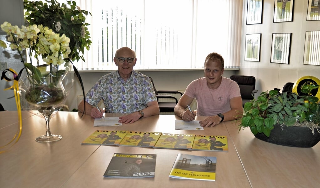 Matthijs Gaasenbeek (r) tekent de nieuwe Stersponsorovereenkomst met VSCO'61 samen met sponsorcommissielid Lammert Vlieger