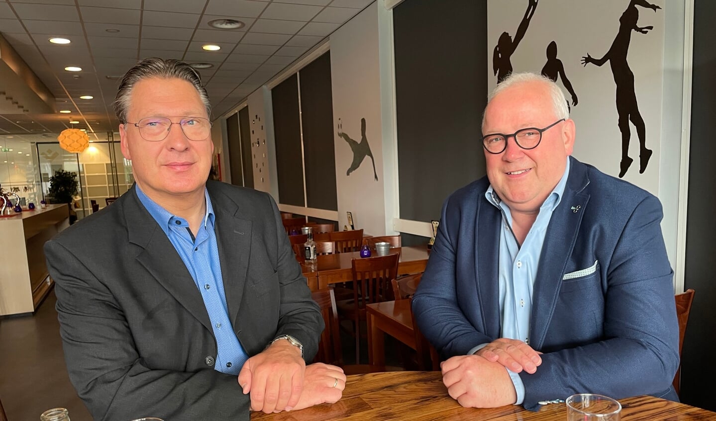 Maarten Zwankhuizen (SGP, links) en Henk Brons (GBS) lichten het bestuursakkoord van beide coalitiepartijen toe.