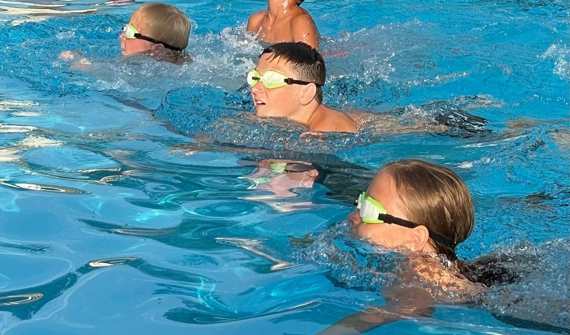 De donkere duikbrillen race: zwemmen met een handicap.