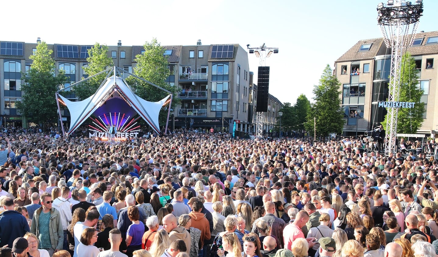Het volgepakte Rond in Houten vergaapt zich aan de sterren tijdens het Muziekfeest op het Plein