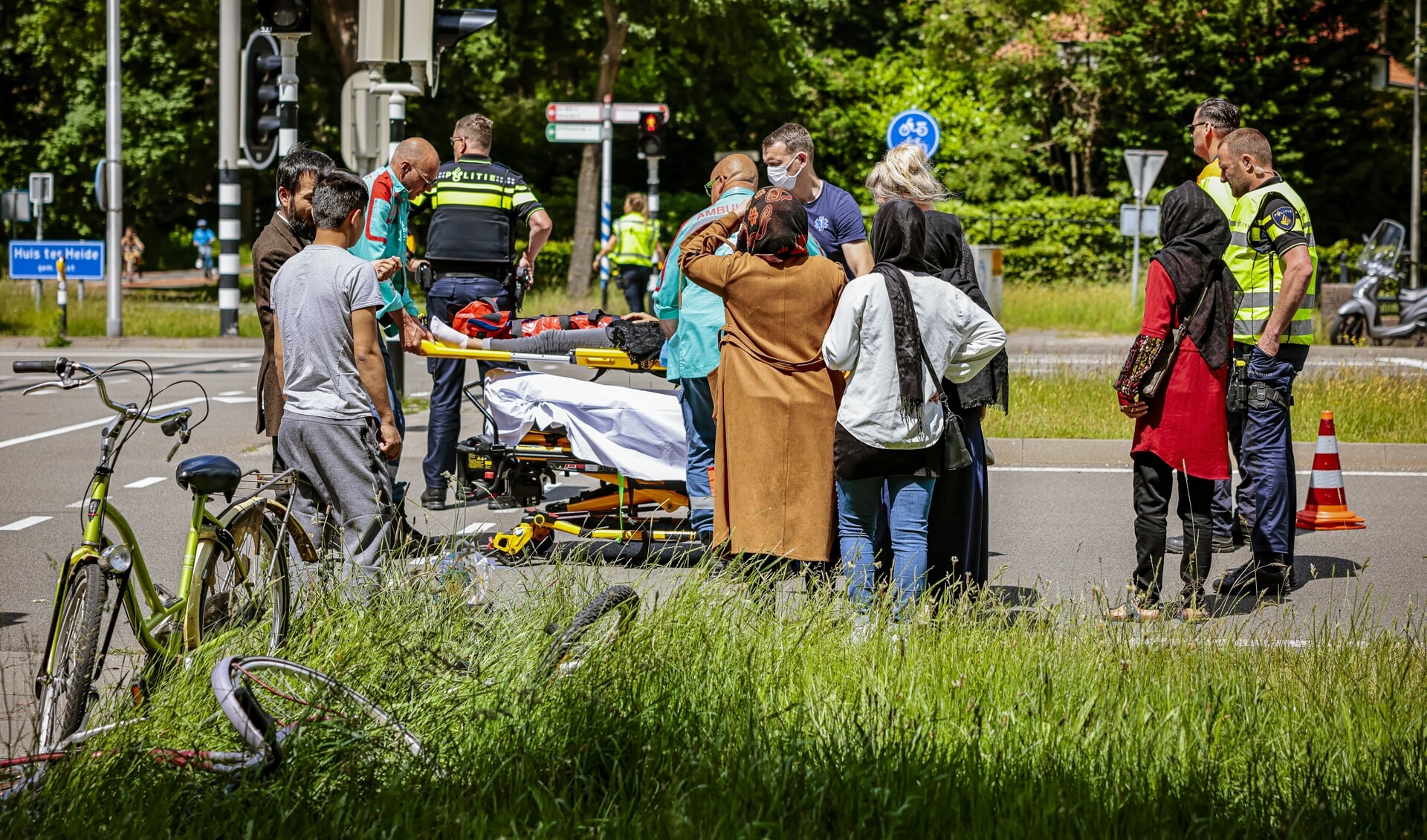 Hulpverleners in actie na de aanrijding op de Amersfoortseweg in Huis ter Heide.