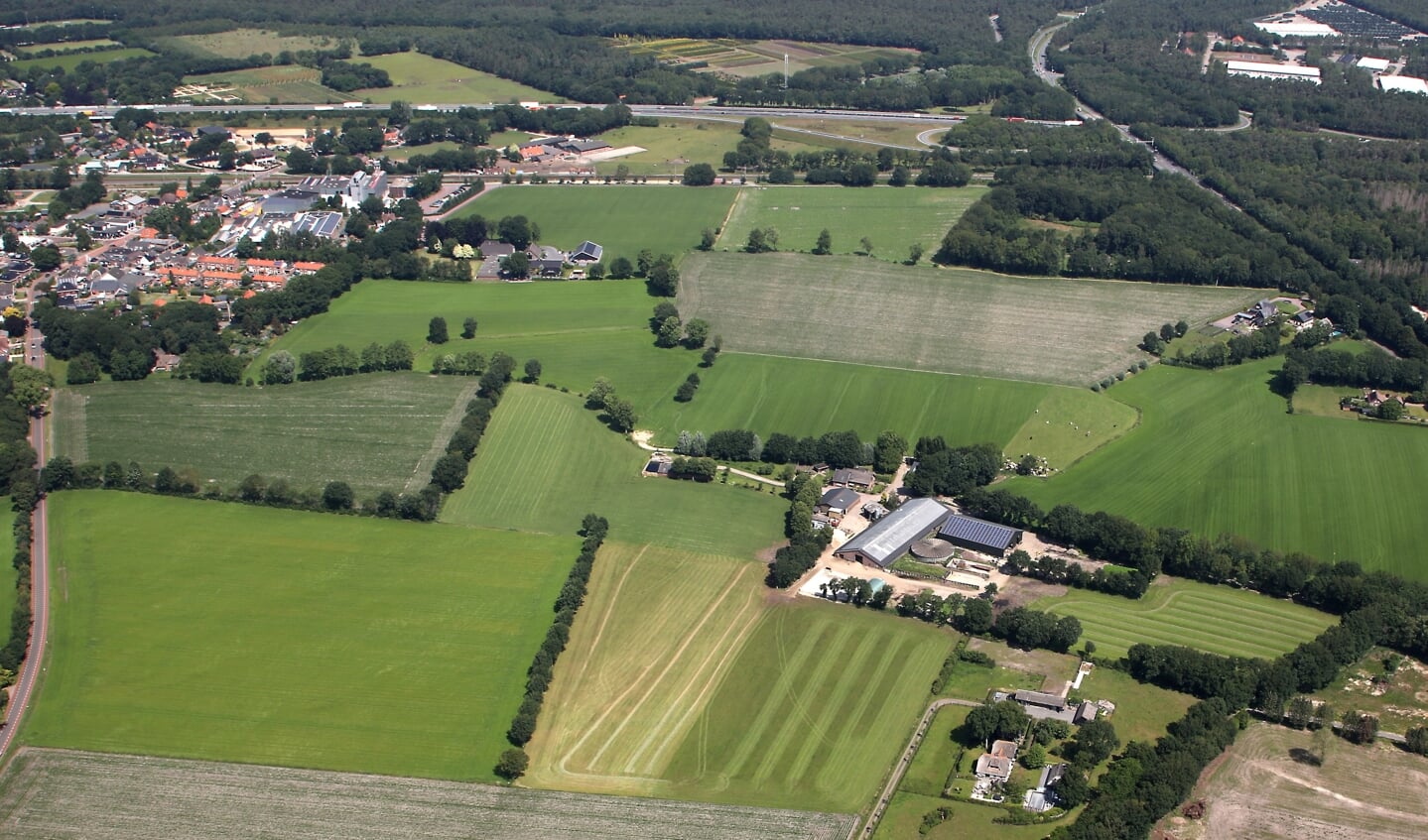 Het terrein waar de demonstratie moet worden gehouden, met links bovenin het dorp Stroe.