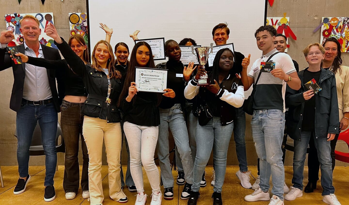 De debaters van Panta Rhei met in het midden het ‘beste debatteam’.