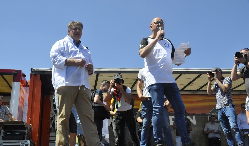 Wim Brouwer (rechts) houdt een toespraak tijdens het landelijke boerenprotest in Stroe in juni.