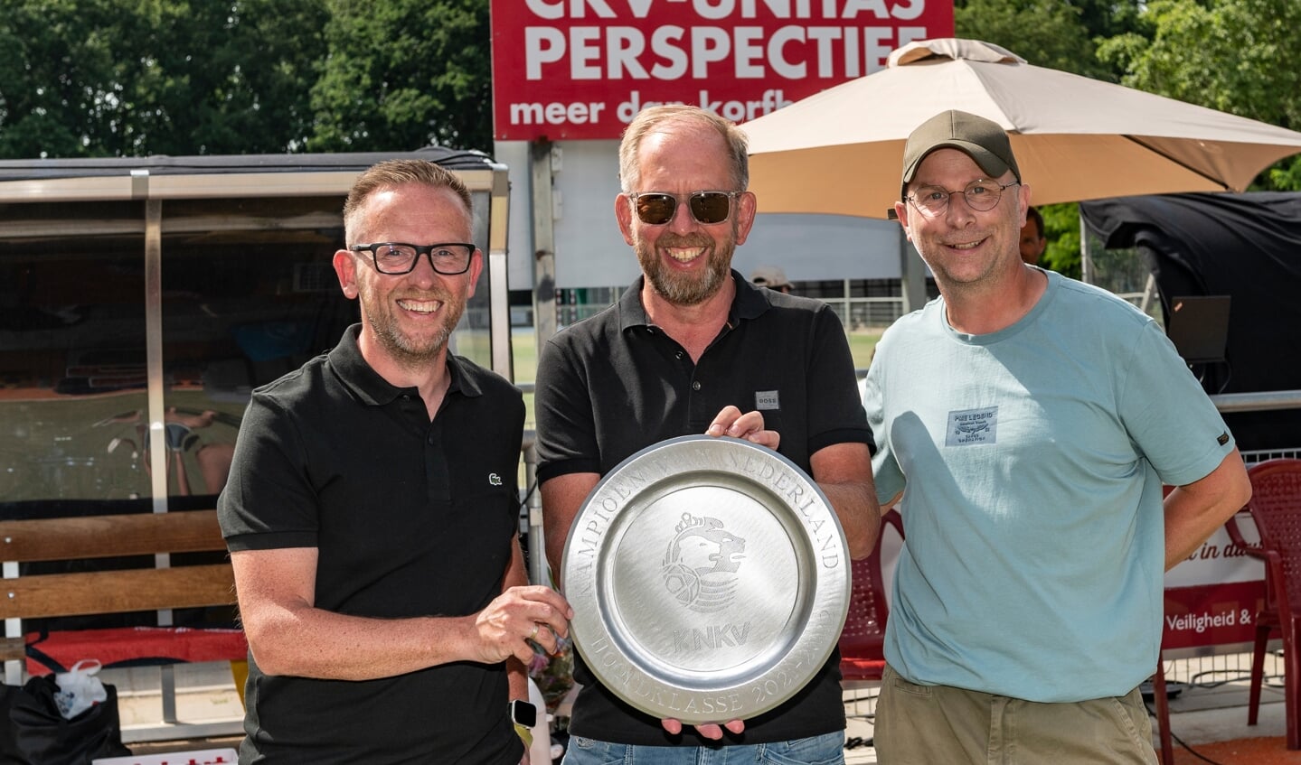 Peter en Wim Wijnholds en Jan Hop met de replica van de kampioensschaal (WVZ).