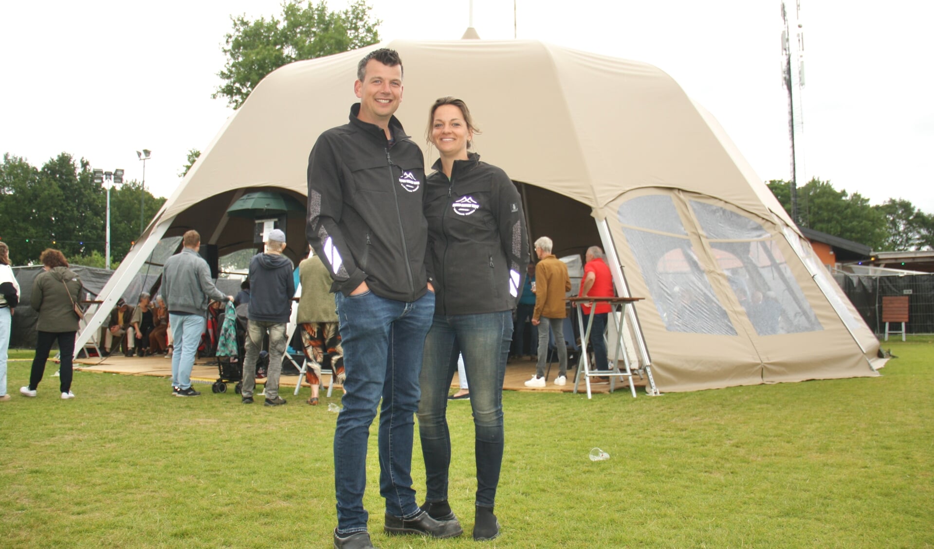 Jan Piet en Aniek Mulder voor één van hun bijzondere tenten.