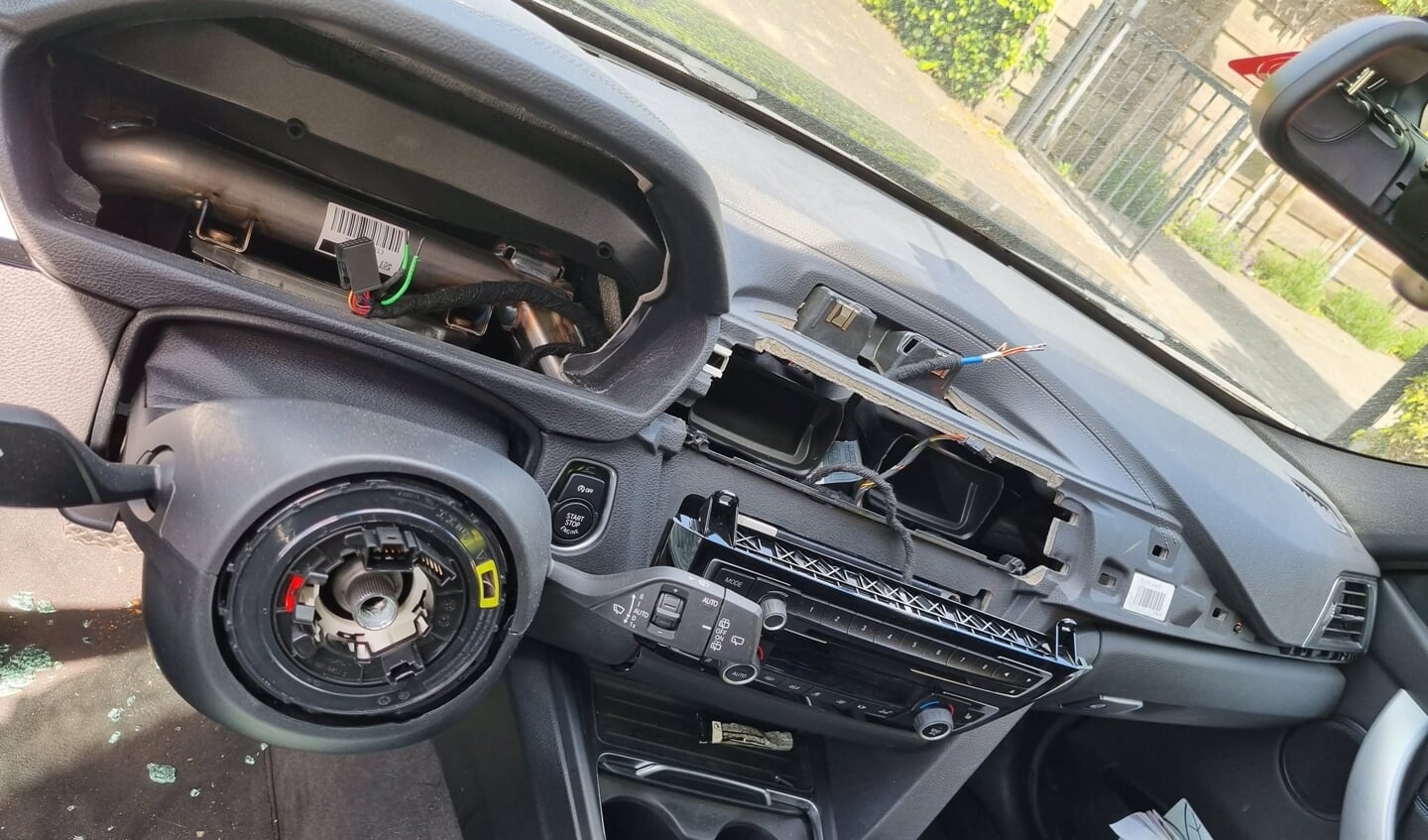 Het gedemonteerde BMW-dashboard.