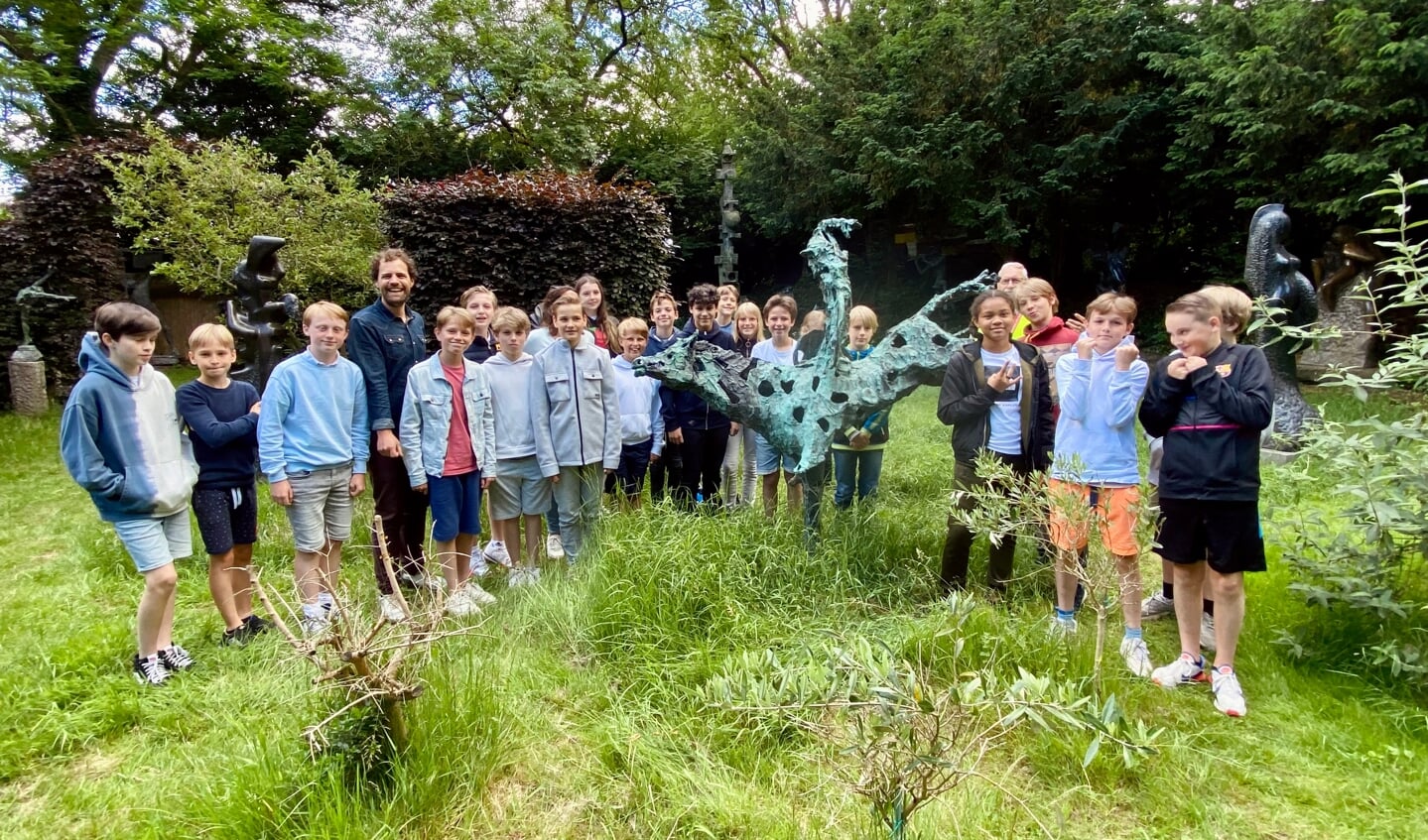 Tibo van de Zand vertelt leerlingen van de Van Dijckschool Bilthoven over het werk van zijn overleden vader, kunstenaar Jits Bakker.