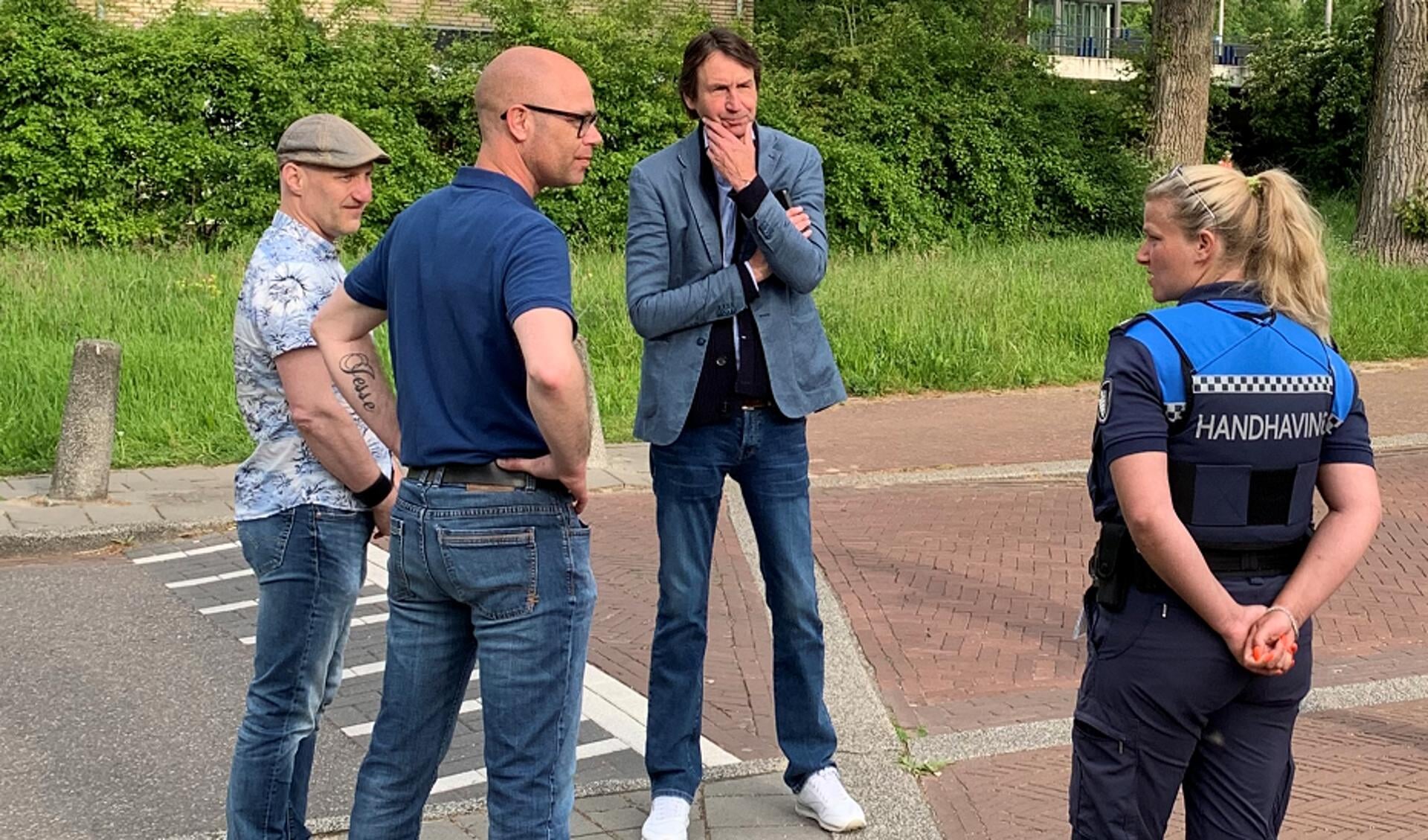 De afsluiting zorgde voor verkeersproblemen in Amstelveen-Noord. Wethouder Herbert Raat (midden) besloot o ter plaatste de situatie in ogenschouw te nemen.