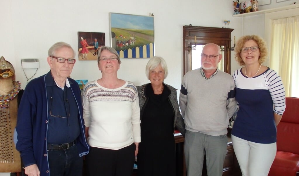Het Zonnebloem bestuur bij het 40 jarig jubileum met van links naar rechts: Leo Kruse, Agnes Snel, Annerie Pagnier, Fred Mastenbroek, Ans Hoogerwerf