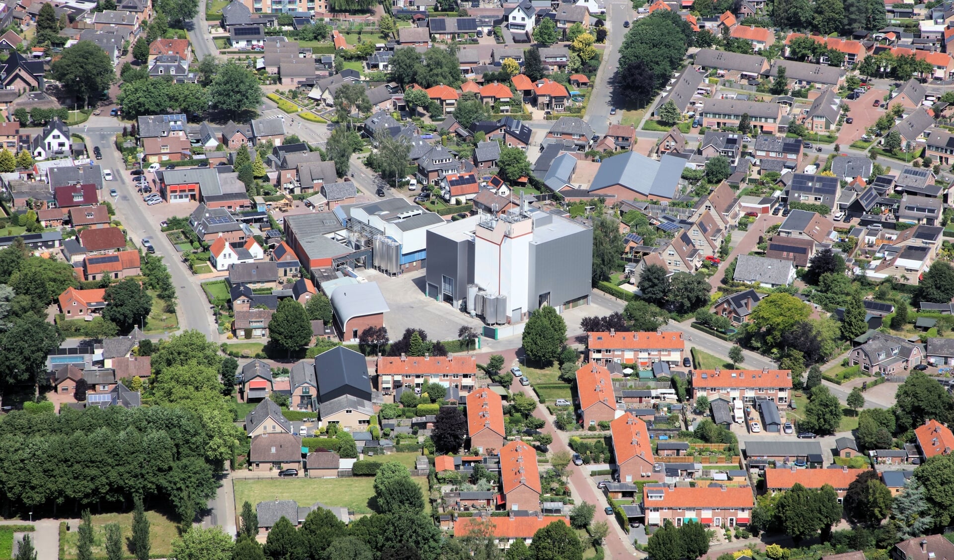 Mengvoeder Brons in 1929 in Voorthuizen gevestigd. Het dorp is er vervolgens omheen gegroeid.
