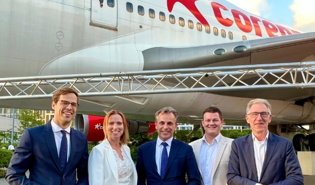 De hoofdrolspelers op een rij, van links af: wethouder Nobel, VVD-raadslid Trudie van ’t Hull-Bettink, minister Mark Harbers, raadslid Mark Achterbergh-Copier en professor Henri Werij.