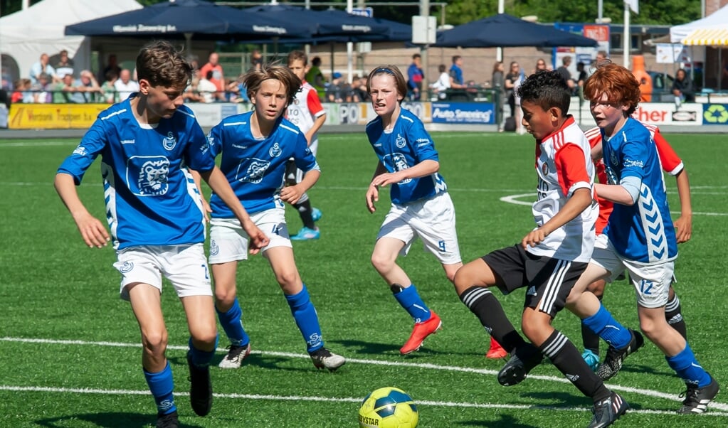 Een overmacht aan Soesters probeert de Feyenoord-aanval te stoppen. De Soesters verliezen de openingswedstrijd tegen de finalist.