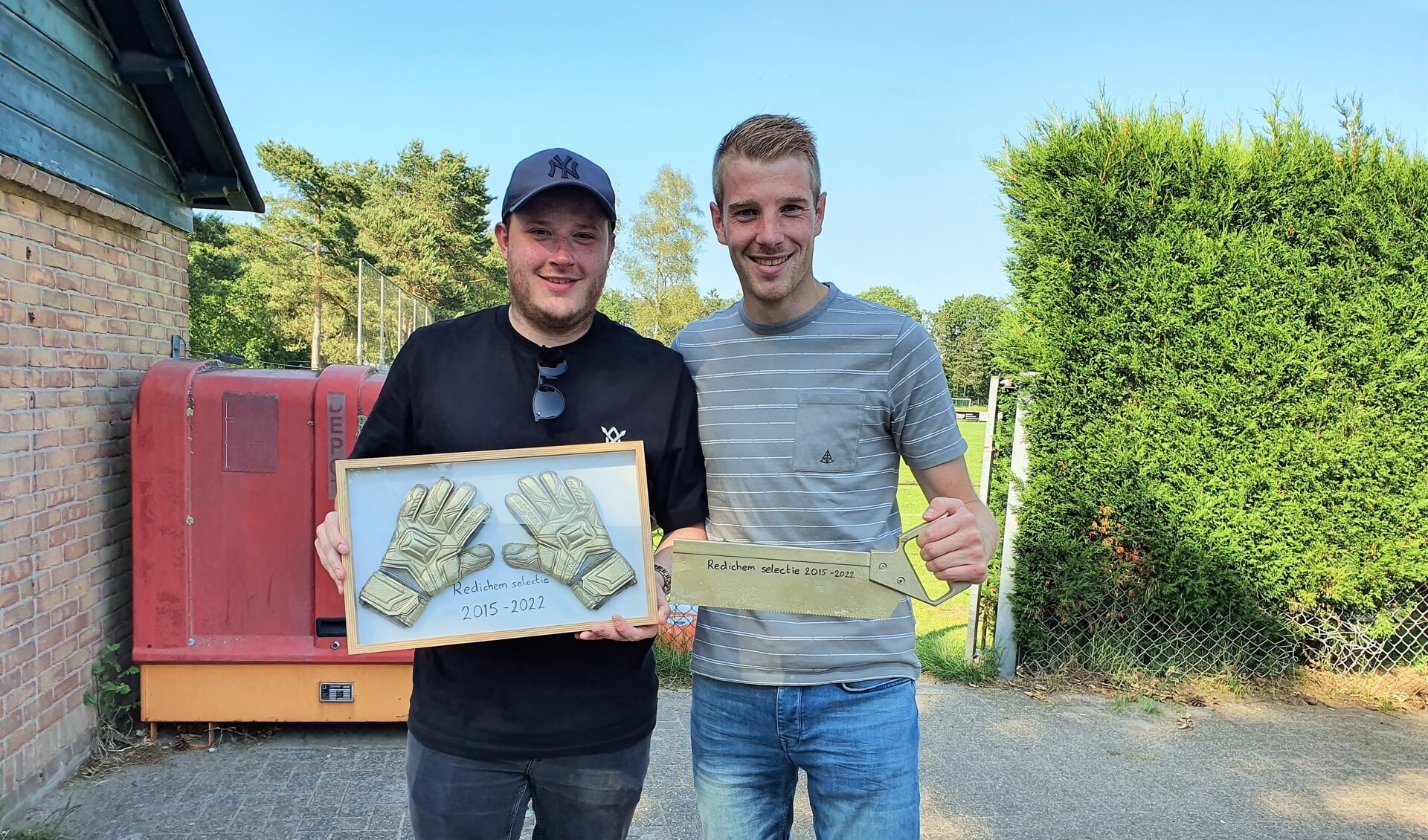 Redichem-doelman Nick van Beek en verdediger Mark Koenderink werden bij hun afscheid verrast met passende cadeaus: 'gouden' handschoenen en 'de zaag'.