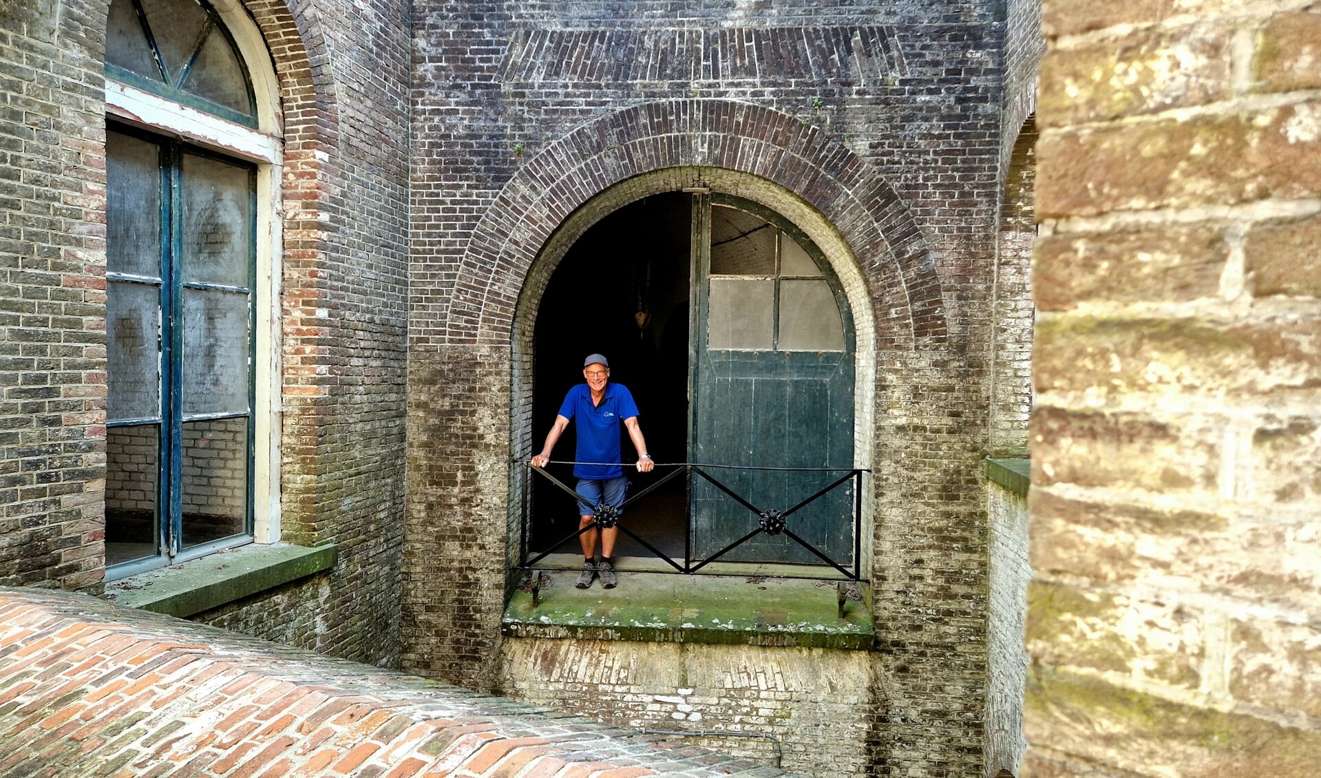 Gids Peter de Klein in de toren van Fort Honswijk.