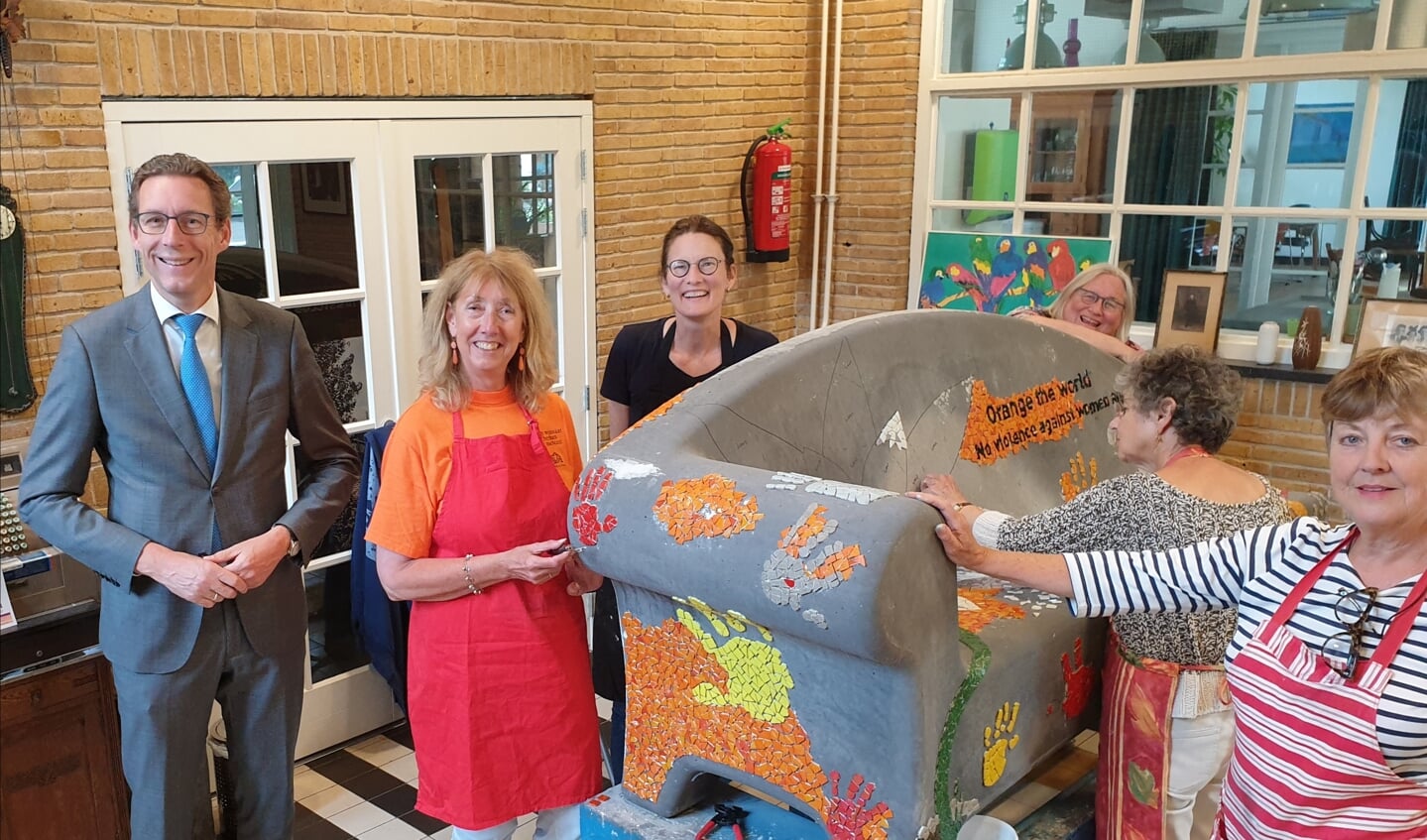 Burgemeester, Soroptimisten met vrouwen uit de wijk Randwijck.