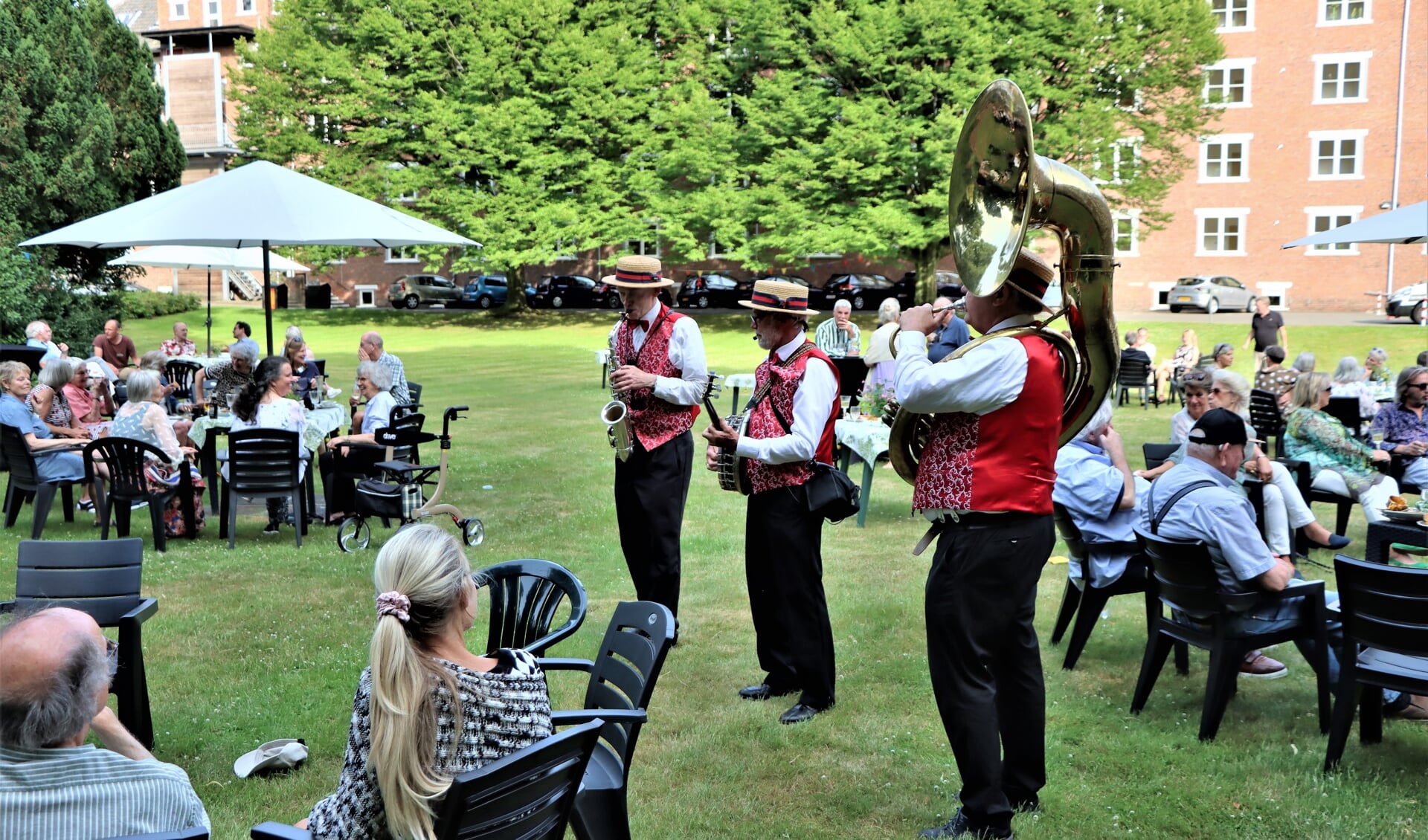  Orkest Dixieland gaf een swingend optreden.