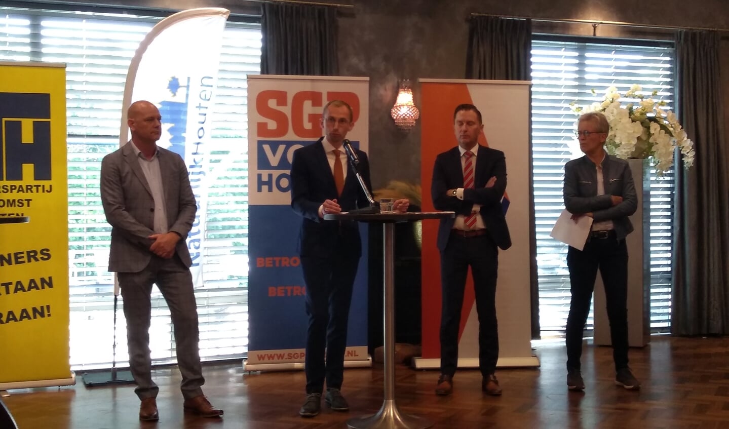Eef Stiekema (VVD), Wouter van den Berg (SGP), Willem Zandbergen (ITH) en Marian Aanen (NH) presenteerden maandag het coalitieakkoord. 