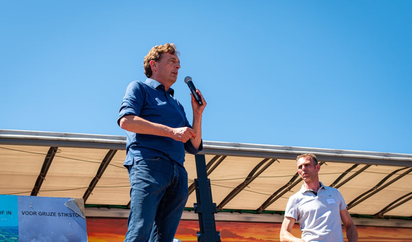Burgemeester René Verhulst spreekt tijdens het boerenprotest in Stroe.