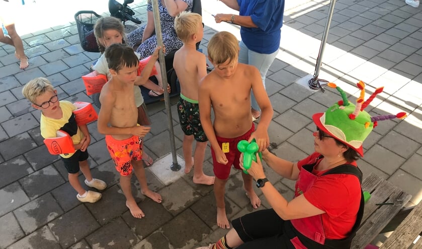 Na het banen zwemmen konden de deelnemers op bezoek bij de ballonnenclown 