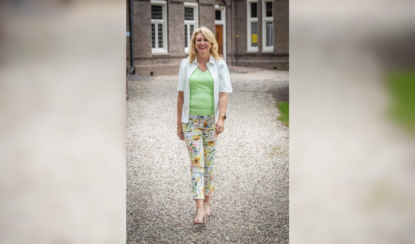 Nicole in een broek van Up! een truitje van ons eigen label en een blouse van Jacky Luxury