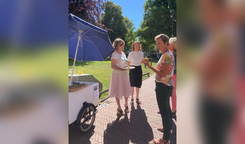 Raadsleden Janneke Moedt (links) en Jacqueline van den Broek bij de mobiele Veganmobiel.