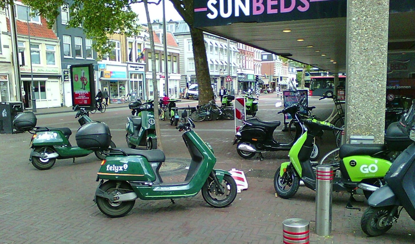 De deelscooters zorgen voor een rommelig beeld in het centrum van Haarlem.