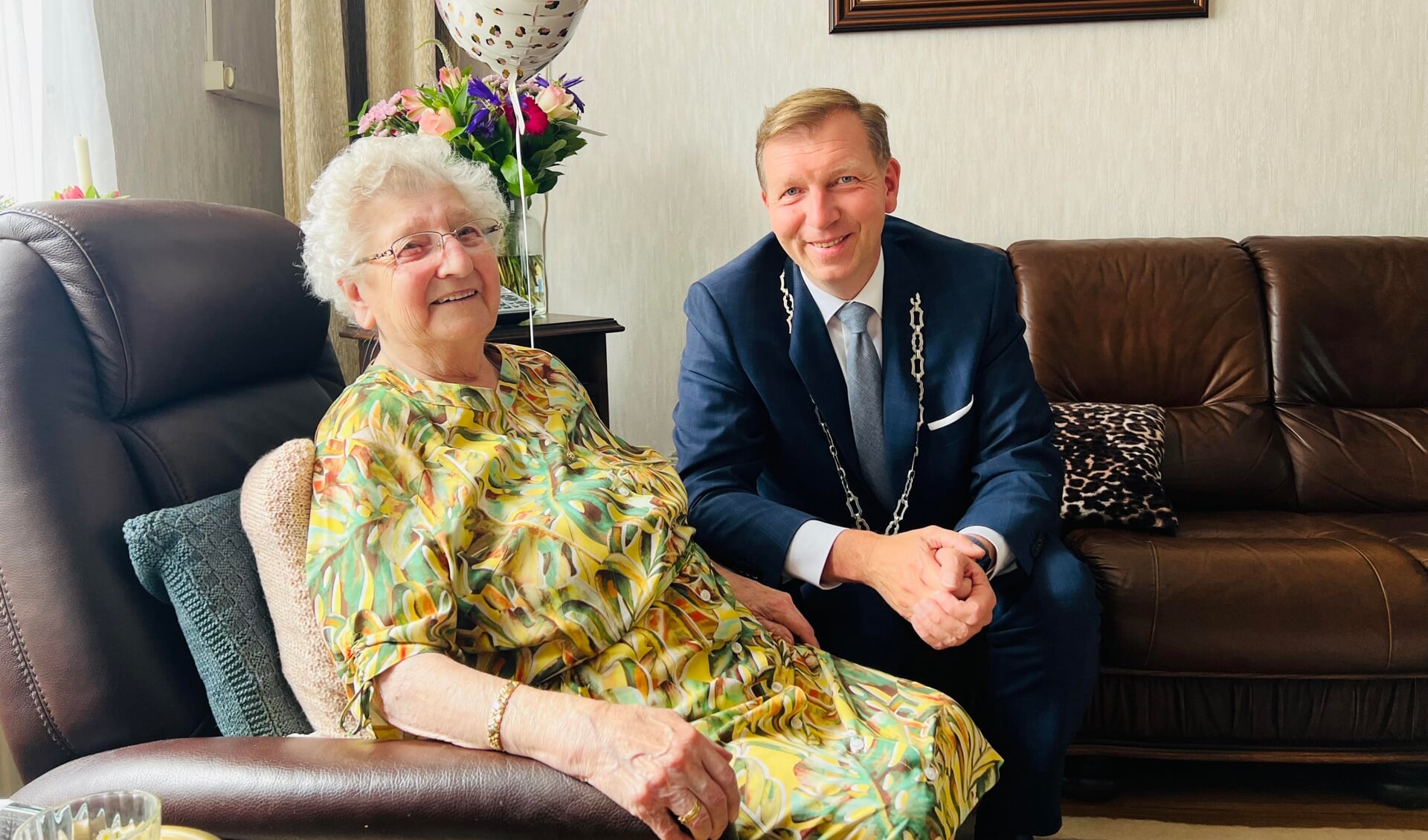 Op de dag dat Bep Weijers-Slotboom honderd jaar werd, kreeg ze bezoek van burgemeester Gert-Jan Kats. ,,Een leuke man, we hebben gezellig gepraat.