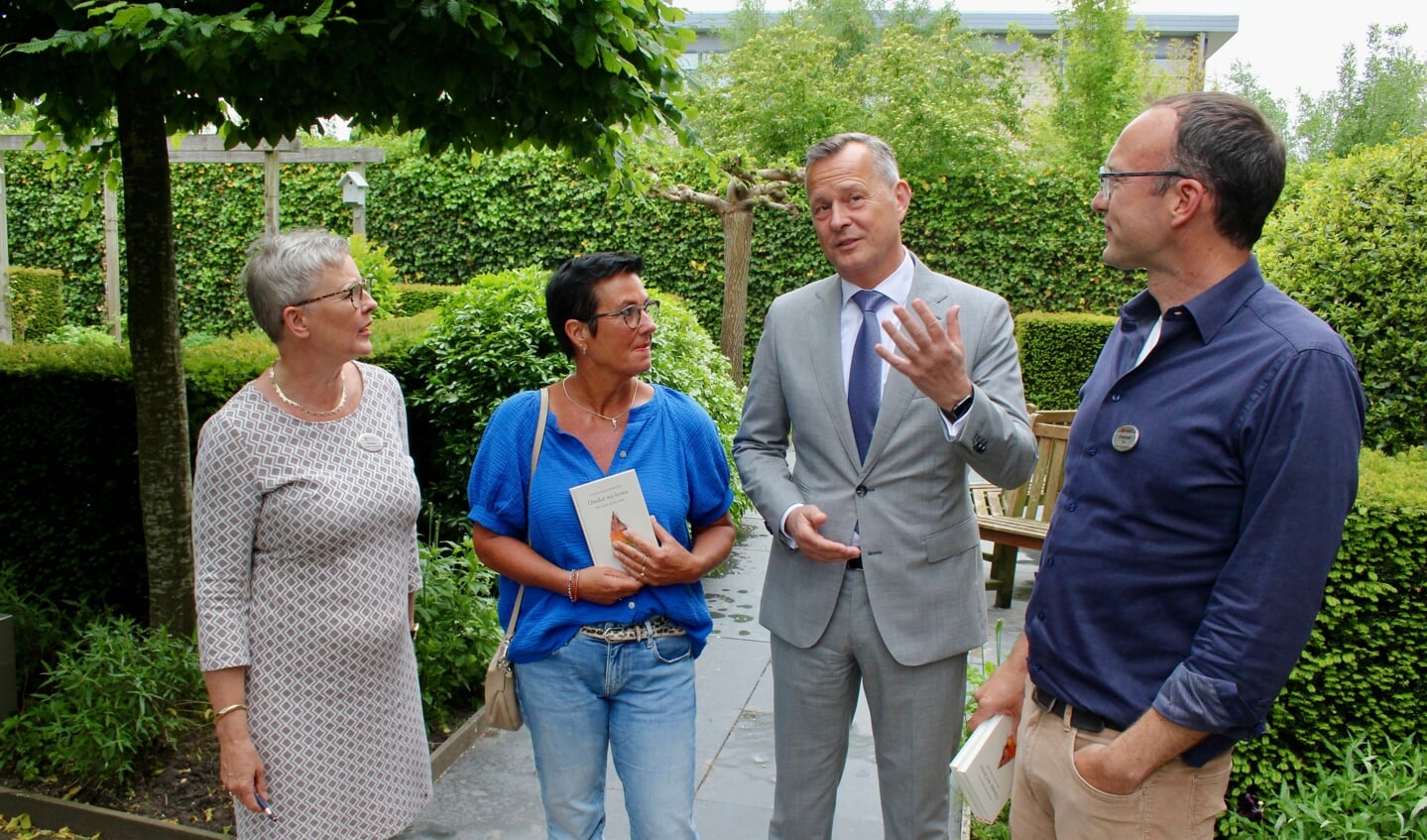 Arthur van Dijk in de tuin van Bardo in gesprek met Simone Koops (links), Jacqueline Buijs en Christiaan Rhodius (rechts).